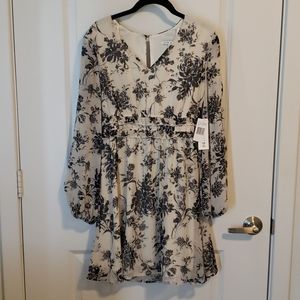 City Vibe Long Sleeve V-Neck Floral Print Dress